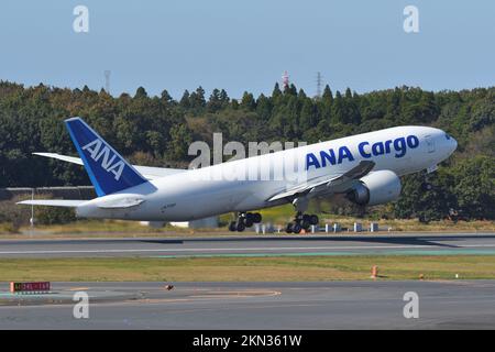 Präfektur Chiba, Japan – 29. Oktober 2021: FRACHTER ANA Cargo Boeing B777-F (JA772F). Stockfoto