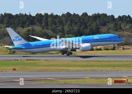 Präfektur Chiba, Japan - 29. Oktober 2021: Passagierflugzeug KLM Royal Dutch Airlines Boeing B787-9 Dreamliner (PH-BHI). Stockfoto