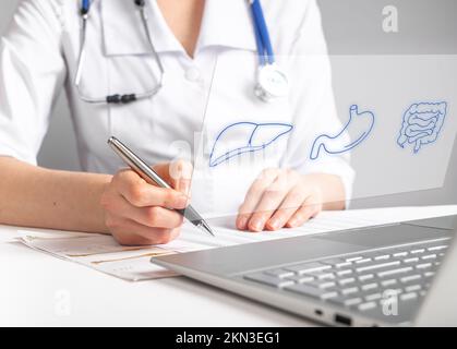 Gastroenterologe Arzt arbeitet online, sitzt am Laptop mit gastrointestinalen Ergebnissen, Tests, Kontrolluntersuchungen auf dem Bildschirm. Hochwertiges Foto Stockfoto