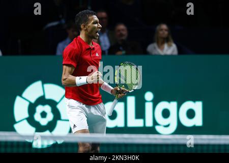 Felix Auger-Aliassime aus Kanada feiert den Sieg gegen Lorenzo Musetti in Italien während des zweiten Tennisspiels der Davis Cup Finals 2022, Halbfinalrunde, die am 26. november 2022 zwischen Italien und Kanada im Palacio de Deportes Martin Carpena Pavillon in Malaga, Spanien, gespielt wurde - Foto: Oscar J Barroso/DPPPI/LiveMedia Stockfoto