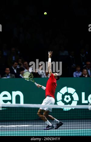 Felix Auger-Aliassime aus Kanada im Kampf gegen Lorenzo Musetti aus Italien während des zweiten Tennisspiels der Davis Cup Finals 2022, Halbfinalrunde, gespielt zwischen Italien und Kanada am 26. november 2022 im Palacio de Deportes Martin Carpena Pavillon in Malaga, Spanien - Foto: Oscar J Barroso/DPPI/LiveMedia Stockfoto