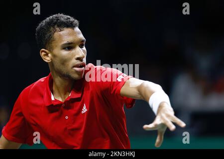 Felix Auger-Aliassime aus Kanada im Kampf gegen Lorenzo Musetti aus Italien während des zweiten Tennisspiels der Davis Cup Finals 2022, Halbfinalrunde, gespielt zwischen Italien und Kanada am 26. november 2022 im Palacio de Deportes Martin Carpena Pavillon in Malaga, Spanien - Foto: Oscar J Barroso/DPPI/LiveMedia Stockfoto