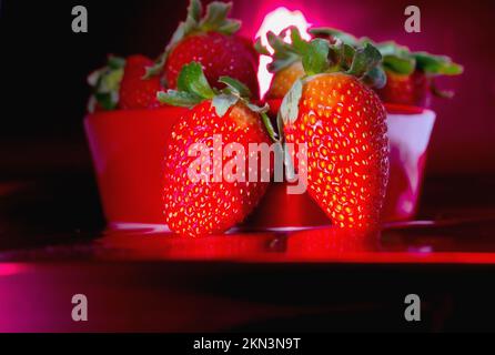 Saftige Erdbeeren bringen Sie dazu, sie jederzeit zu essen. Lebendige Farben Stockfoto
