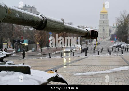 Abbildung zeigt russische Militärfahrzeuge auf dem Mykhailivska-Platz vor dem St. Michaels Kloster mit goldenem Kuppeldach und ein Überblick über die Abrisse im Stadtzentrum, am zweiten Tag eines Besuchs in Kiew, Ukraine, am Sonntag, den 27. November 2022. Premierminister De Croo und Außenminister Lahbib kamen am Samstag zu einem unangekündigten Besuch in der ukrainischen Hauptstadt Kiew an. Vor neun Monaten marschierte Russland in das Nachbarland ein. Belgien wird der Ukraine zusätzliche Unterstützung gewähren. De Croo und Lahbib nutzen den Besuch, um zusätzliche belgische Unterstützung in Höhe von rund 37,4 Mio. € anzukündigen Stockfoto