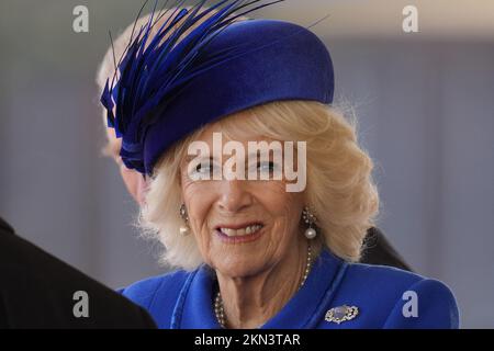 Aktenfoto vom 22. Oktober 11/22 der Queen Consort während der feierlichen Begrüßung des Staatsbesuchs in Großbritannien durch den südafrikanischen Präsidenten Cyril Ramaphosa bei der Horse Guards Parade in London. Die Frauen, die Camilla bei der Erfüllung ihrer wichtigen offiziellen und staatlichen Pflichten unterstützen werden, wurden vom Buckingham Palace angekündigt. Ausgabedatum: Sonntag, 27. November 2022. Stockfoto