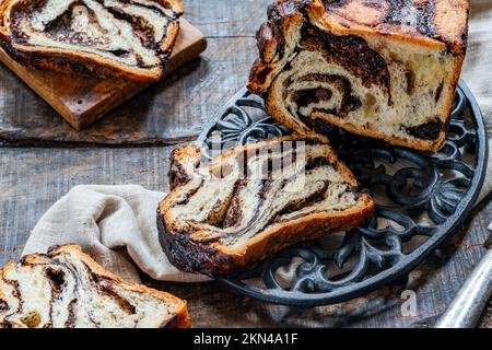 Schokoladenbabka: Traditionelles jüdisches Brioche-Brot mit Schokolade Stockfoto