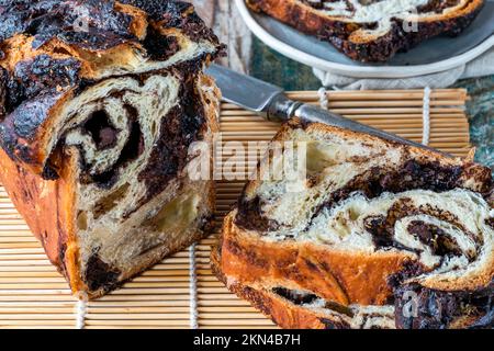 Schokoladenbabka: Traditionelles jüdisches Brioche-Brot mit Schokolade Stockfoto