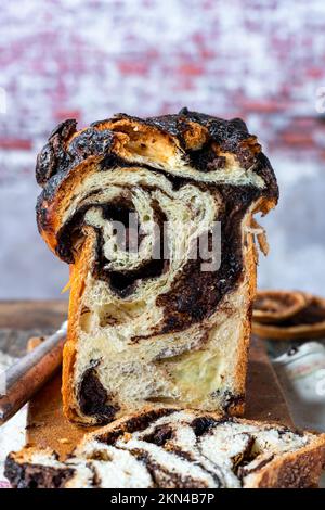 Schokoladenbabka: Traditionelles jüdisches Brioche-Brot mit Schokolade Stockfoto