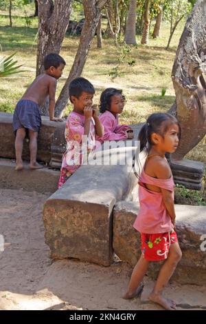 Kinderspiel am Anfang des Causeway, Boeng Mealea Tempel, Siem Reap, Kambodscha. Stockfoto