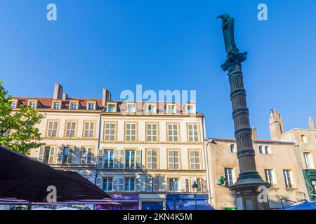 Metz: Statue Notre-Dame de Metz, Platz Saint-Jacques in Lothringen, Moselle (Mosel), Frankreich Stockfoto