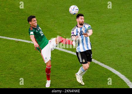 Lusail, Katar. 14.. September 2022. Lusail, Katar, Nov. 26. 2022: Hector Moreno aus Mexiko und Lionel Messi aus Argentinien während eines Spiels zwischen Argentinien und Mexiko, das für die Gruppenphase der Weltmeisterschaft gilt, im Estadio Nacional de Lusail in Lusail, Katar. (Marcio Machado/SPP) Kredit: SPP Sport Press Photo. Alamy Live News Stockfoto