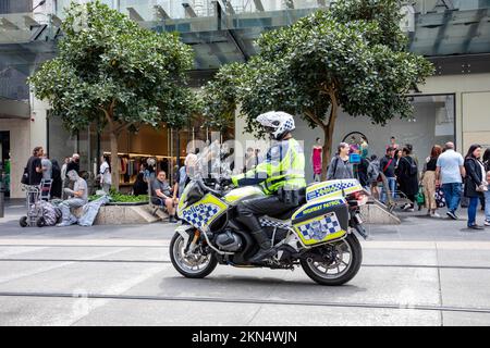 Australischer Polizist auf BMW Highway Patrol Motorrad beobachtet Straßenproteste im Zentrum von Melbourne, Victoria, Australien Stockfoto