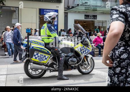 Australischer Polizist auf BMW Highway Patrol Motorrad beobachtet Straßenproteste im Zentrum von Melbourne, Victoria, Australien Stockfoto