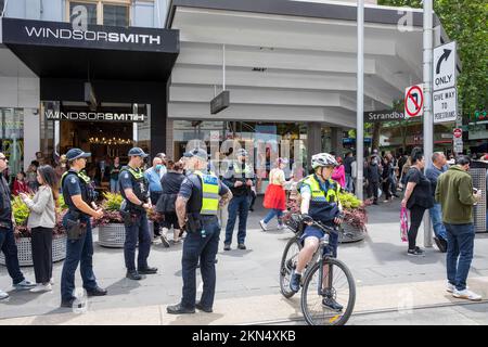 Polizeibeamte im Stadtzentrum von Melbourne, bewaffnete männliche und weibliche Polizei überwachen Straßenprotest märz, die gegen die Regierung COvid 19 Politik, Australien Stockfoto