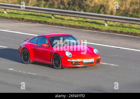 2005 Red PORSCHE 911 CARRERA 2S 3924ccc Benzin 6-Gang-Schaltgetriebe; Fahren auf der Autobahn M6, Großbritannien Stockfoto