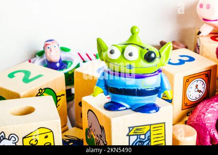 Kreativität in der frühen Bildung mit einer außerirdischen Puppe aus Science-Fiction-Spielzeuggeschichten. Eindringlingen lernen Stockfoto