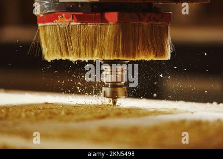 CNC-Fräsmaschine. Werkzeugmaschine im Holzwerk mit Bohrmaschinen. Stockfoto