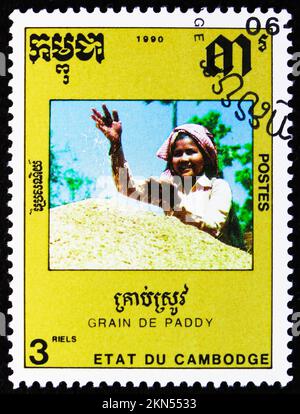 MOSKAU, RUSSLAND - 29. OKTOBER 2022: Briefmarke gedruckt in Kambodscha zeigt Frau, Reis, Reiserei, ca. 1990 Stockfoto