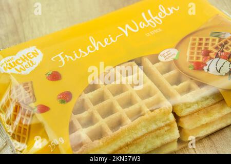 Hamburg, Deutschland - November 27 2022: Frischei-Waffeln mit Verpackung von Kuchenwelt - frische Eierwaffeln mit Verpackung aus der Welt der Kuchen Stockfoto