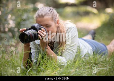 Eine Fotografin, die Fotos in der Natur macht Stockfoto