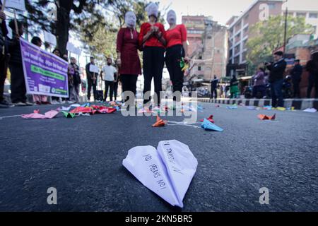 Kathmandu, Nepal. 27.. November 2022. Künstler spielen am Sonntag im Maitighar Mandala, Kathmandu, ein Stück mit dem Titel „Nirdosh Panchi“ (Unschuldiger Vogel), als Teil von 16 Tagen des Aktivismus gegen geschlechtsspezifische Gewalt. Das Stück wurde von der Community Forest Users Federation Nepal als Teil eines Sensibilisierungsprogramms gegen geschlechtsspezifische Gewalt organisiert. (Kreditbild: © Amit Machamasi/ZUMA Press Wire) Kredit: ZUMA Press, Inc./Alamy Live News Stockfoto