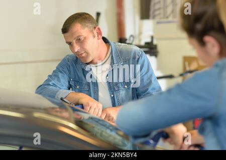 Zwei Arbeiter in einer Glaserwerkstatt Stockfoto