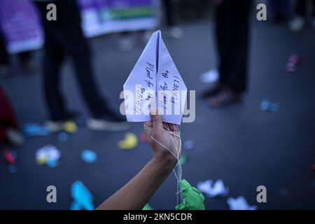 Kathmandu, Nepal. 27.. November 2022. Künstler spielen am Sonntag im Maitighar Mandala, Kathmandu, ein Stück mit dem Titel „Nirdosh Panchi“ (Unschuldiger Vogel), als Teil von 16 Tagen des Aktivismus gegen geschlechtsspezifische Gewalt. Das Stück wurde von der Community Forest Users Federation Nepal als Teil eines Sensibilisierungsprogramms gegen geschlechtsspezifische Gewalt organisiert. (Kreditbild: © Amit Machamasi/ZUMA Press Wire) Kredit: ZUMA Press, Inc./Alamy Live News Stockfoto