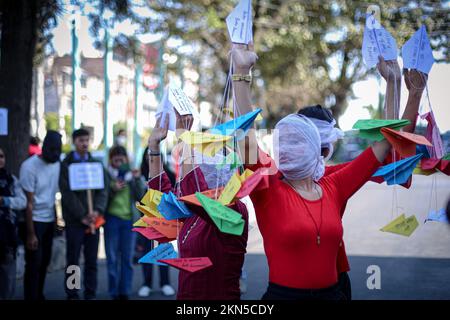 Kathmandu, Nepal. 27.. November 2022. Künstler spielen am Sonntag im Maitighar Mandala, Kathmandu, ein Stück mit dem Titel „Nirdosh Panchi“ (Unschuldiger Vogel), als Teil von 16 Tagen des Aktivismus gegen geschlechtsspezifische Gewalt. Das Stück wurde von der Community Forest Users Federation Nepal als Teil eines Sensibilisierungsprogramms gegen geschlechtsspezifische Gewalt organisiert. (Kreditbild: © Amit Machamasi/ZUMA Press Wire) Kredit: ZUMA Press, Inc./Alamy Live News Stockfoto