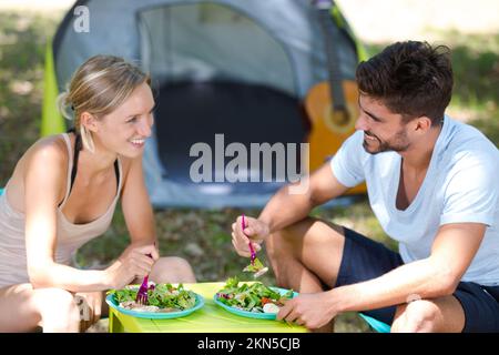Ein Paar, das beim Camping zu Mittag isst Stockfoto