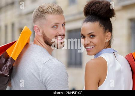 Ein junges Paar ist einkaufen Stockfoto