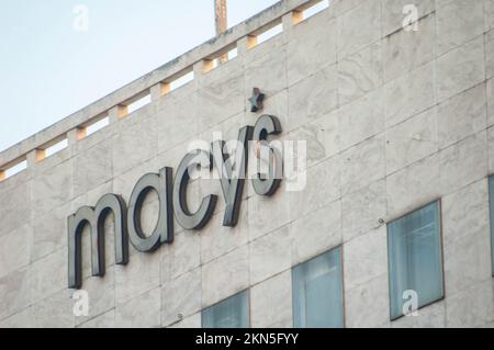 SAN FRANCISCO, USA - 31. Oktober 2022: Macy's High-End-Kaufhaus-Schild Stockfoto