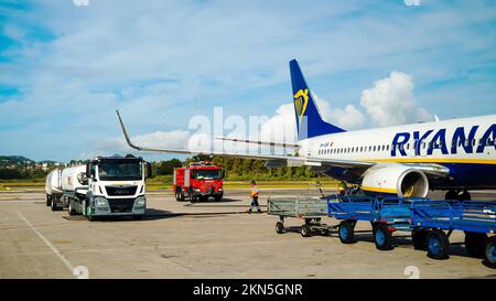 Kerkyra, Griechenland - 09 29 2022: Blick auf den Flughafen Korfu mit dem Blauen Flugzeug von Ryanair. Parkplatz Für Flugzeuge, Flugzeug Wird Vor Dem Start Betankt, Gegen Stockfoto