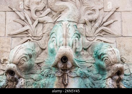 Skulpturen, farbenfrohe Verdigris, die Wasserspuckfische aus dem Brouckère-Brunnen in Brüssel darstellen. Stockfoto