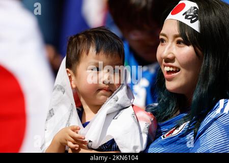 Al-Rayyan, Katar. 27.. November 2022. Fans reagieren vor dem Spiel der Gruppe E zwischen Japan und Costa Rica auf der FIFA-Weltmeisterschaft 2022 im Ahmad bin Ali Stadium in Al Rayyan, Katar, am 27. November 2022. Kredit: Wang Lili/Xinhua/Alamy Live News Stockfoto