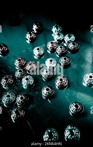 Stillleben-Fotografie auf einer Mischung aus UFO-Spacern auf metallisch-blauem Hintergrund. Space Craft Steckverbinder Stockfoto