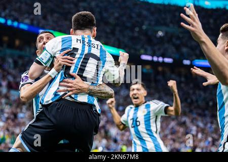 Lusail, Katar. 26.. November 2022. Fußball: Weltmeisterschaft, Argentinien - Mexiko, Vorrunde, Gruppe C, Spieltag 2, Lusail ikonisches Stadion, Argentiniens Lionel Messi (2. m von links) feiert nach seinem Tor für 1:0 mit Argentiniens Ángel di Maria (l) und Argentiniens Nahuel Molina (r). Kredit: Tom Weller/dpa/Alamy Live News Stockfoto