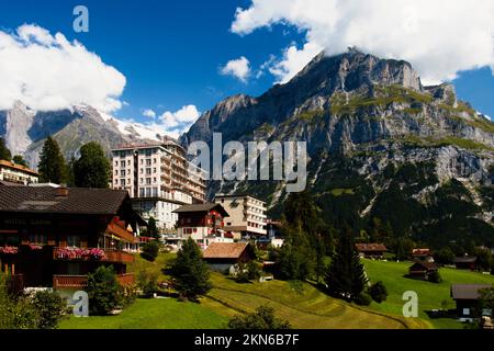 Die Stadt Grindelwald unterhalb des Eigergebirges in den Schweizer Alpen. Stockfoto