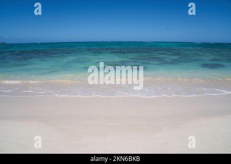 Hawaiianischer Strand an sonnigen Tagen auf Ohau Hawaii USA Stockfoto