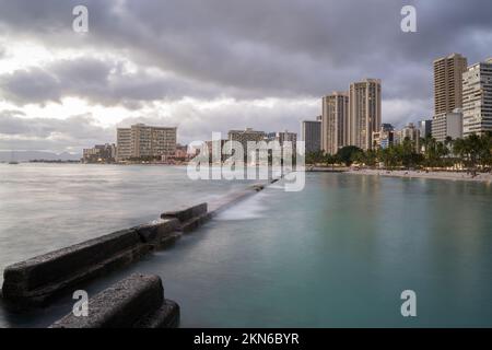 Langzeitaufnahme des Waikiki Beach Honolulu Ohau Hawaii USA bei Sonnenuntergang Stockfoto