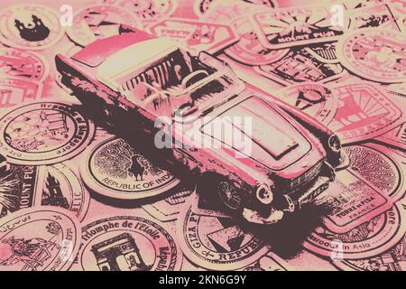 60er Jahre Pop Art auf einem Retro-rosafarbenen Aston Martin DB5 Spielzeugauto auf alten Reise-Logos von alten Reisen weltweit. Posterized Pops Stockfoto