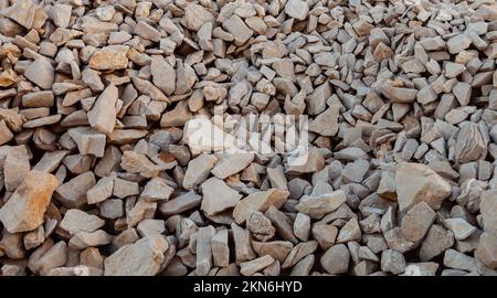 Hintergrund kleiner grauer Steine. Ein Haufen Steine. Stockfoto