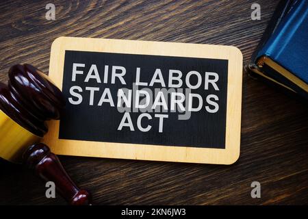 Schild mit Worten, faire Arbeitsnormen, FLSA und Hammer. Stockfoto