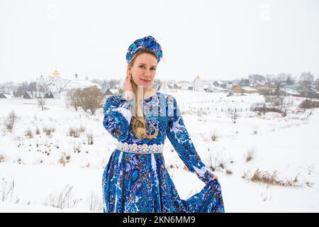 Schöne russische Mädchen in einem Winter Nationalkleid Stockfoto