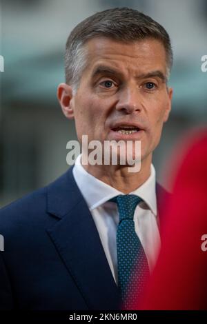 London, England, Großbritannien. 27.. November 2022. Der Verkehrsminister MARK HARPER wird vor der BBC gesehen, wie er am Sonntag mit Laura Kuenssberg erscheint. (Kreditbild: © Tayfun Salci/ZUMA Press Wire) Kredit: ZUMA Press, Inc./Alamy Live News Stockfoto