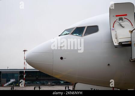 Riga, Lettland - 09 29 2022: Blick auf den Flughafen von Riga auf der weißen Nase von Boeing Stockfoto