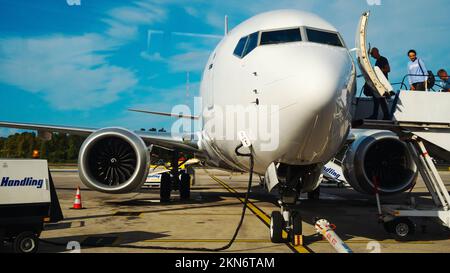 Kerkyra, Griechenland - 09 29 2022: Blick auf den Flughafen Korfu auf der weißen Nase von Boeing bei sonnigem Wetter. Stockfoto