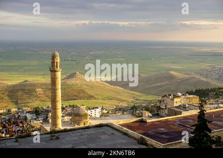 Mardin, Türkei bei Sonnenuntergang, mit dem Minarett Ulu Cami aus dem Madrasah Zinciriye Stockfoto