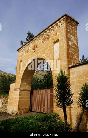 Ein vertikaler Blick auf ein Tor am Mor-Hananyo-Kloster in Artuklu, Mardin Stockfoto