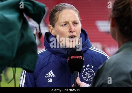 ENSCHEDE, NIEDERLANDE - NOVEMBER 27: Cheftrainer Suzanne Bakker von Ajax während des niederländischen Azerion Womens Eredivisie-Spiels zwischen FC Twente und Ajax in Grolsch Veste am 27. November 2022 in Enschede, Niederlande (Foto von Marcel ter Bals/Orange Pictures) Stockfoto