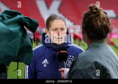 ENSCHEDE, NIEDERLANDE - NOVEMBER 27: Cheftrainer Suzanne Bakker von Ajax während des niederländischen Azerion Womens Eredivisie-Spiels zwischen FC Twente und Ajax in Grolsch Veste am 27. November 2022 in Enschede, Niederlande (Foto von Marcel ter Bals/Orange Pictures) Stockfoto